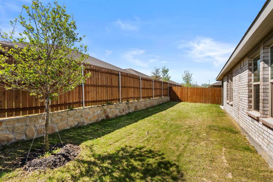 Exterior details and patio area of a home in Meadowbrook Estates, Cleburne (Image 4).