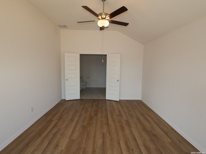 Spacious, unfurnished interior of a new home in Cinco Lakes, San Antonio (Image 21).