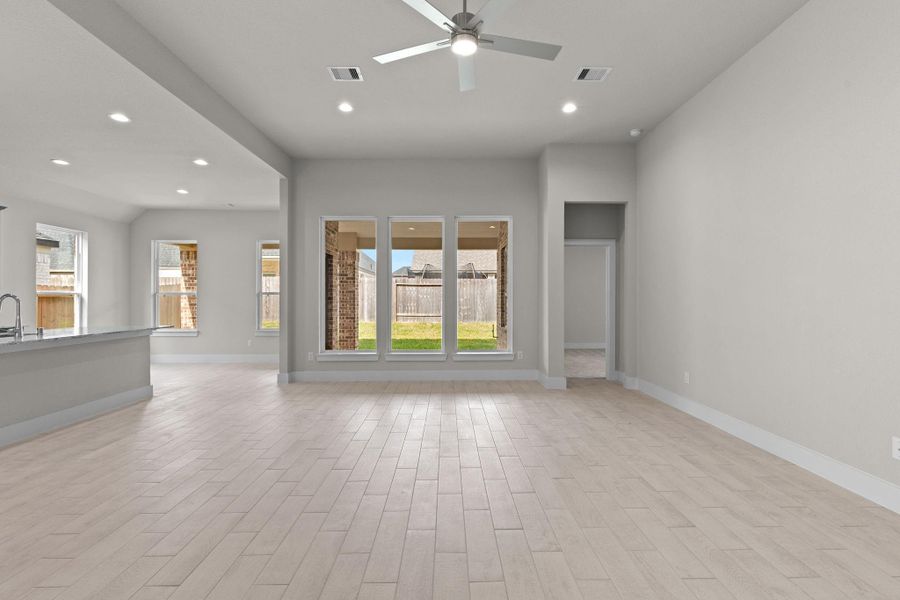 Spacious, unfurnished interior of a new home in Barton Creek Ranch, Conroe (Image 26). Spacious, unfurnished interior of a new home in Barton Creek Ranch, Conroe (Image 26).