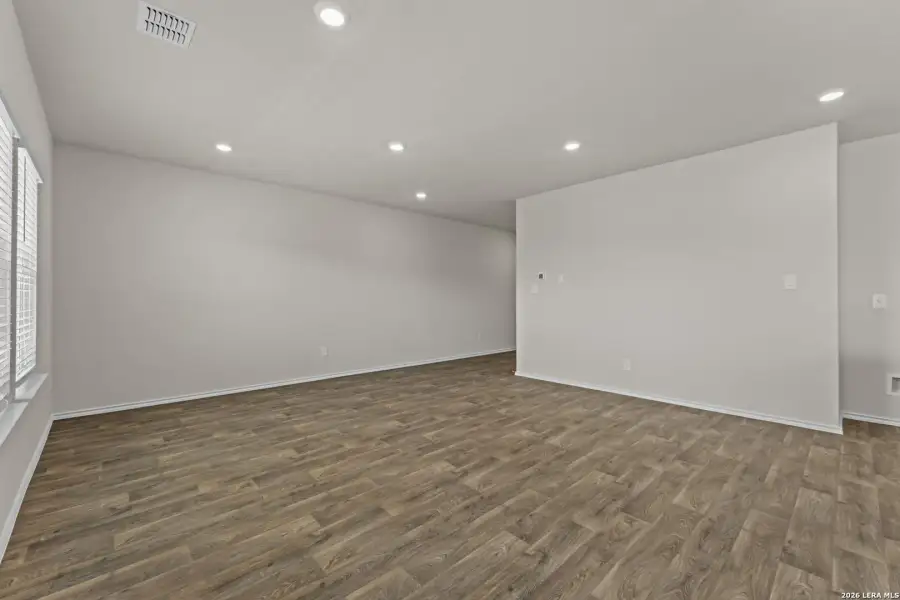 Spacious, unfurnished interior of a new home in Laurel Vistas, San Antonio (Image 28).