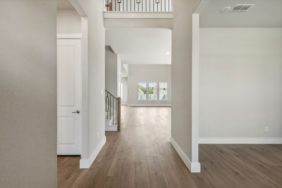 Spacious, unfurnished interior of a new home in Painted Tree Lakeside, McKinney (Image 20).