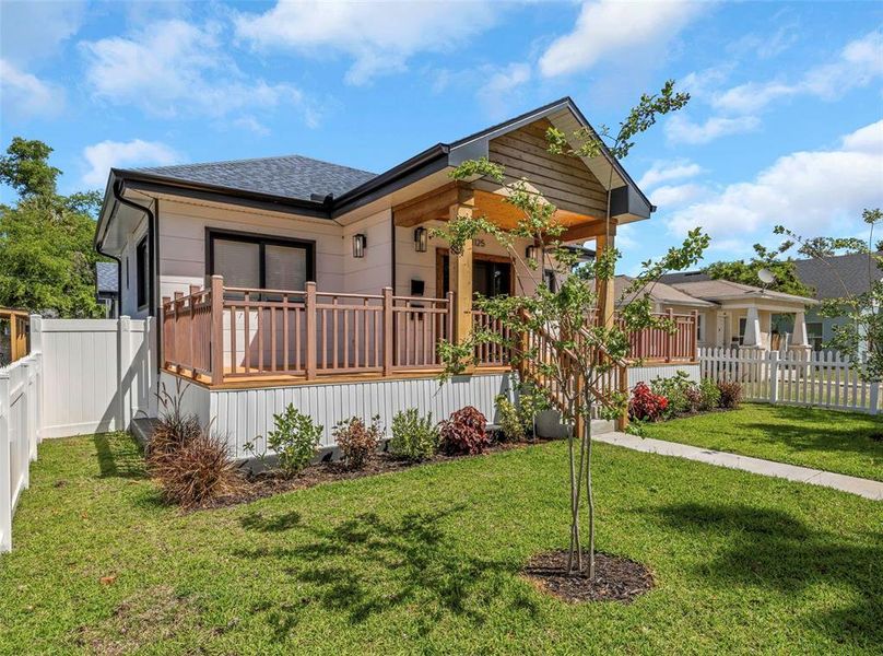 Exterior details and patio area of a home in , St. Petersburg (Image 43).