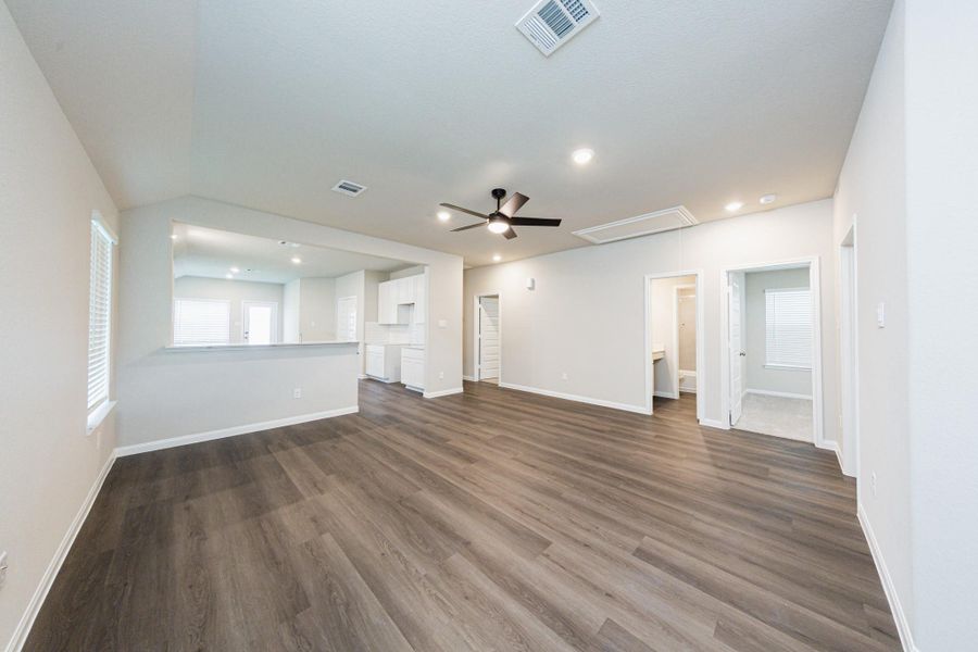 Spacious, unfurnished interior of a new home in Townsend Reserve, Splendora (Image 9).