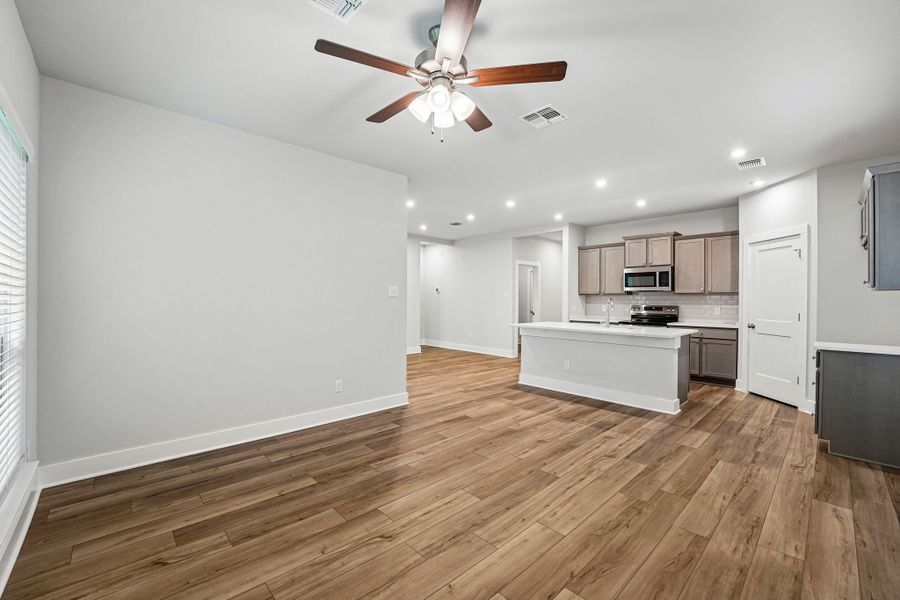 Spacious, unfurnished interior of a new home in Three Creeks, Belton (Image 12).