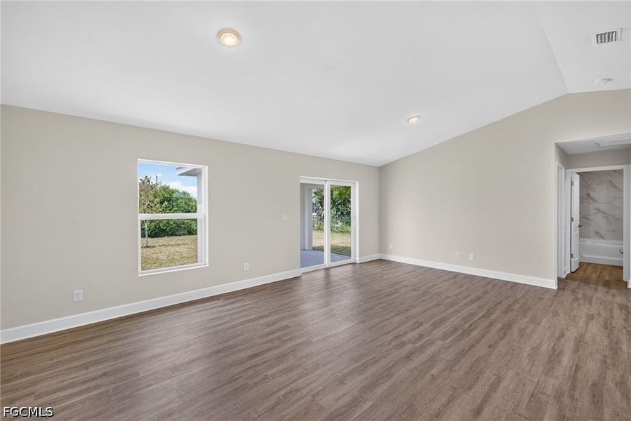 Spacious, unfurnished interior of a new home in Cape Coral, Cape Coral (Image 16).