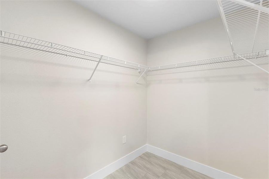 Spacious, unfurnished interior of a new home in , Deland (Image 27).