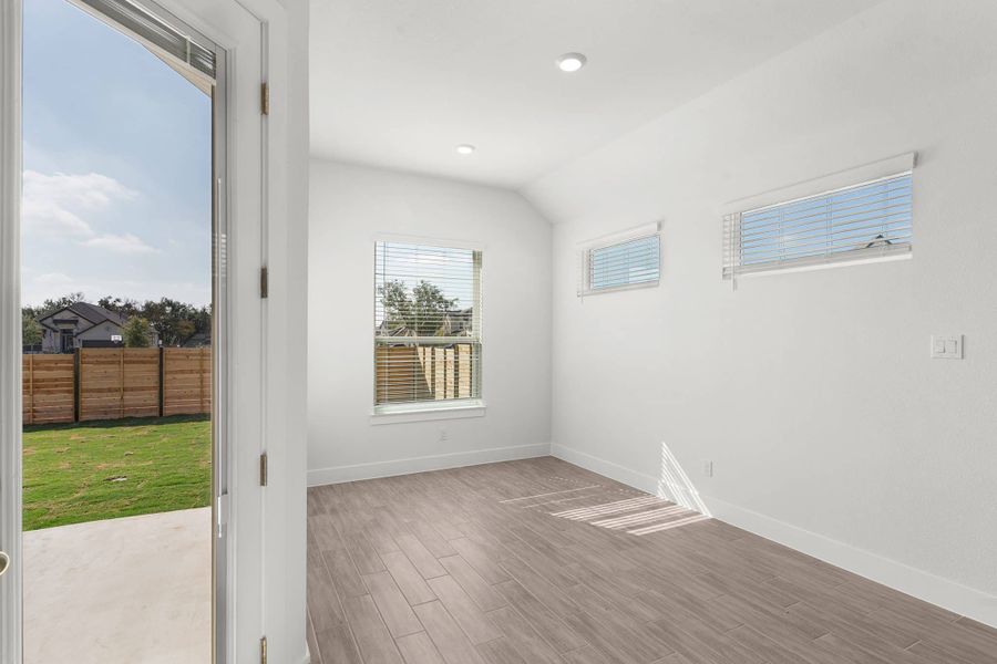 Spacious, unfurnished interior of a new home in Highland Village, Georgetown (Image 18).