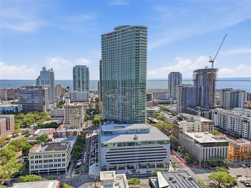 Condo located in St. Petersburg, FL showcasing its design and architecture (Image 28).