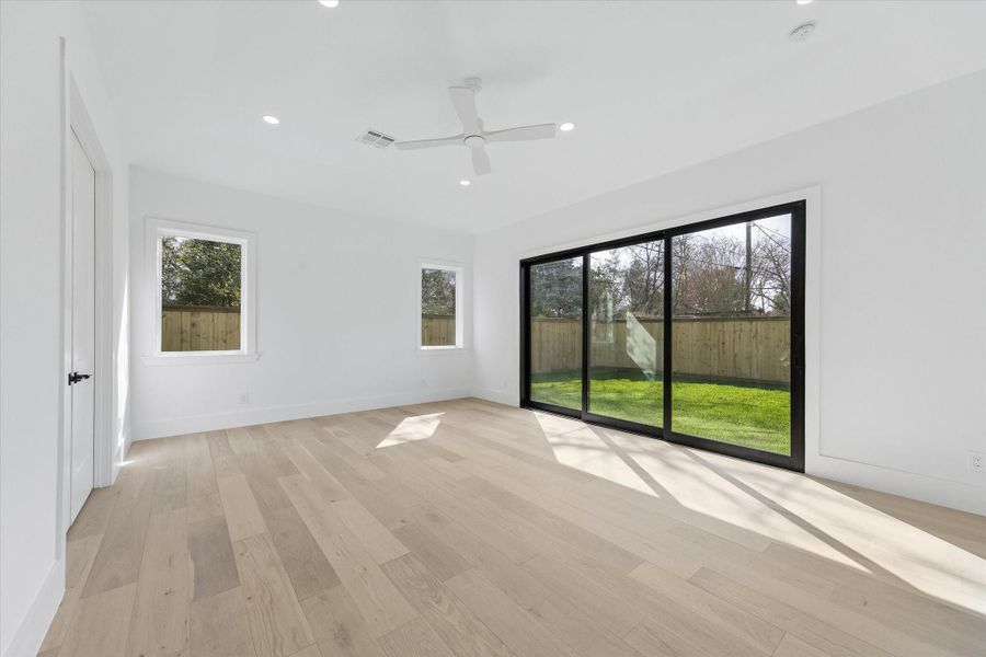 Spacious, unfurnished interior of a new home in , Houston (Image 10).