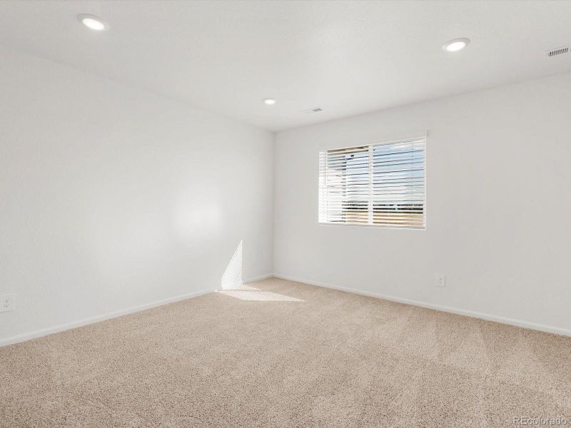 Spacious, unfurnished interior of a new home in Skyview at High Point, Aurora (Image 14).