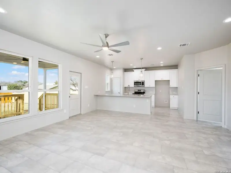 Spacious, unfurnished interior of a new home in , Lytle (Image 9).