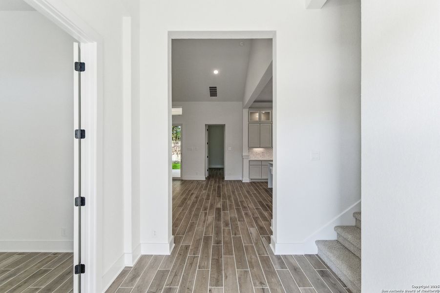 Spacious, unfurnished interior of a new home in Caliza Reserve, Boerne (Image 40).