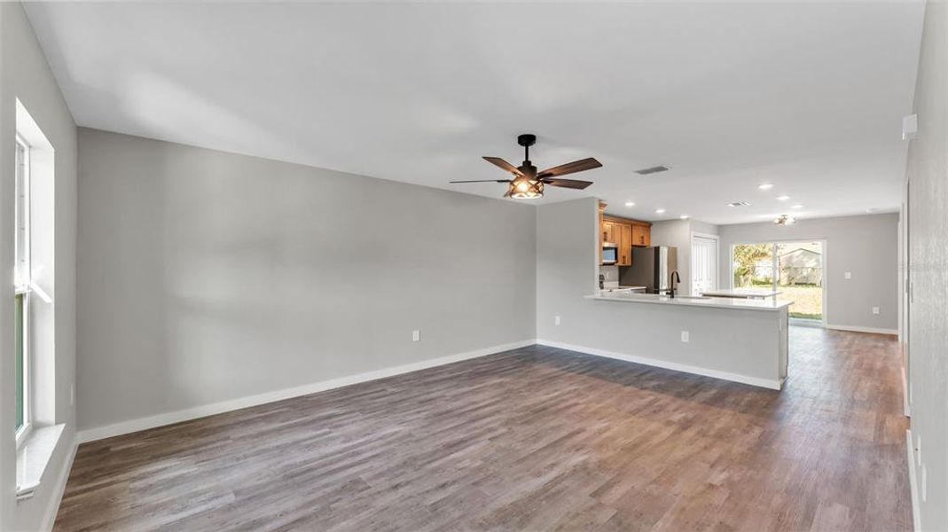 Spacious, unfurnished interior of a new home in , Lakeland (Image 18).