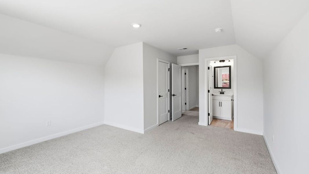 Spacious, unfurnished interior of a new home in Sunset Summits, Spartanburg (Image 24).