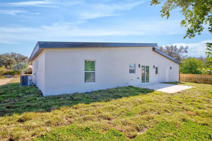 Exterior details and patio area of a home in , Avon Park (Image 3).