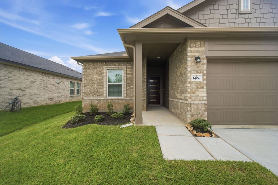 Exterior details and patio area of a home in Steed Landing, Texas City (Image 3). Exterior details and patio area of a home in Steed Landing, Texas City (Image 3).