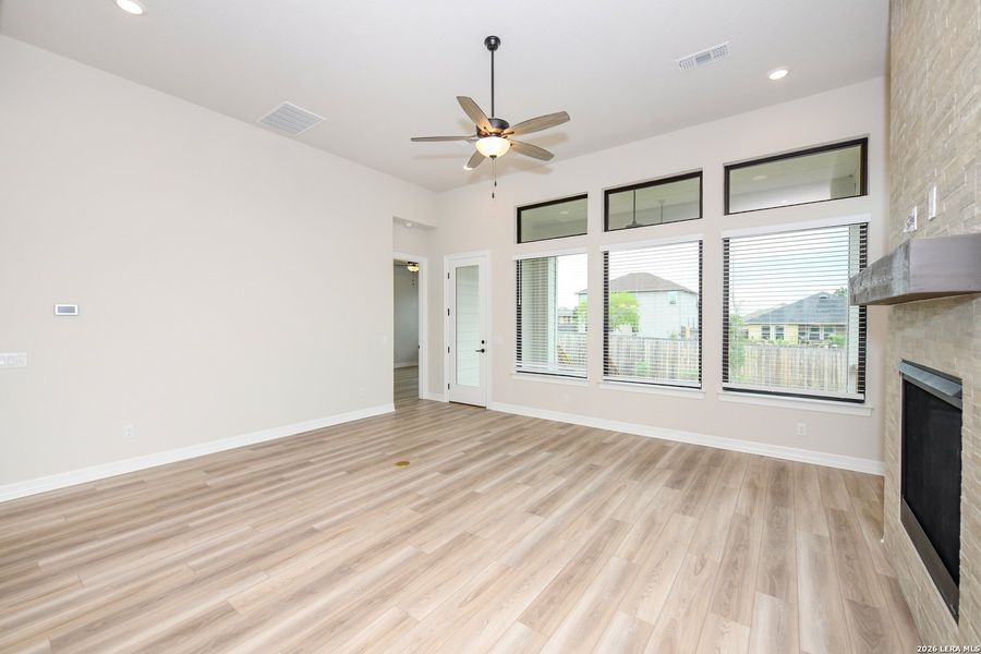 Spacious, unfurnished interior of a new home in Nolte Farms, Seguin (Image 16).