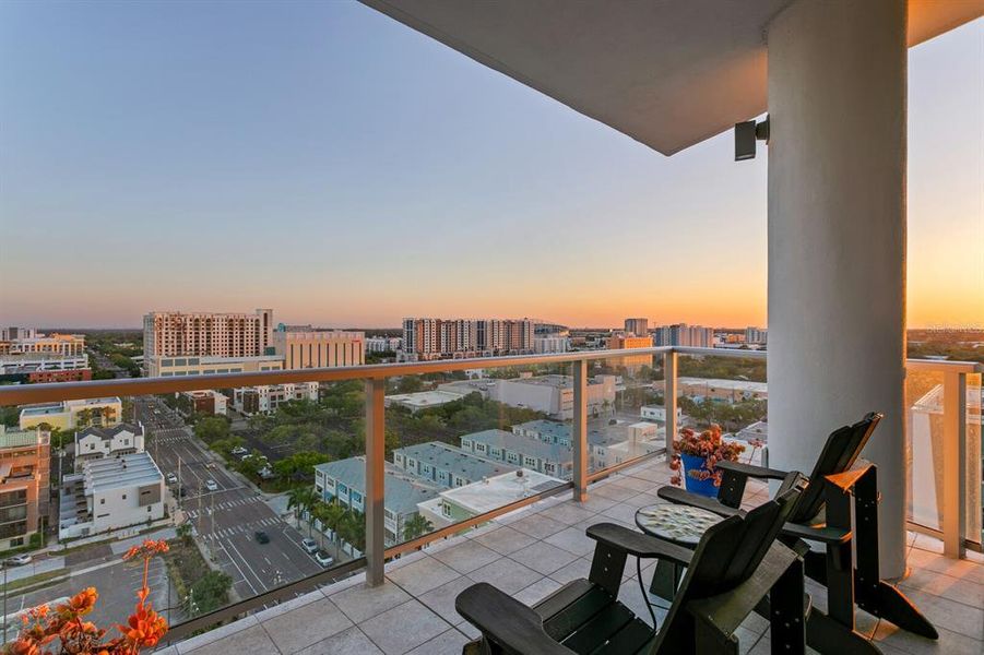 Condo located in St. Petersburg, FL showcasing its design and architecture (Image 22).