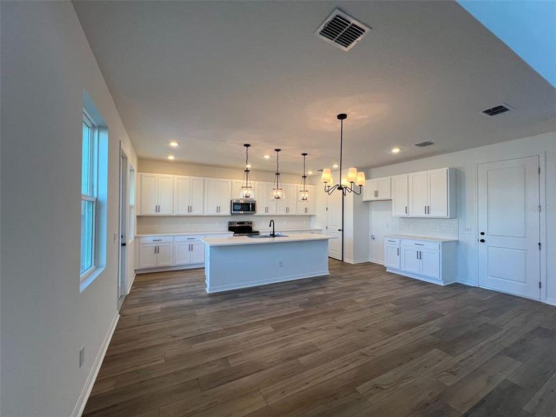 Spacious, unfurnished interior of a new home in Hawks Run, Kissimmee (Image 13). Spacious, unfurnished interior of a new home in Hawks Run, Kissimmee (Image 13).
