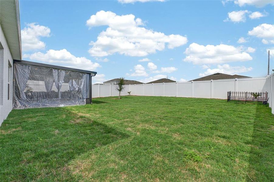 Exterior details and patio area of a home in Laurel Glen, Haines City (Image 28).