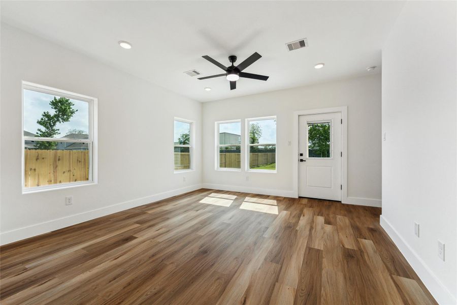 Spacious, unfurnished interior of a new home in , Santa Fe (Image 15).
