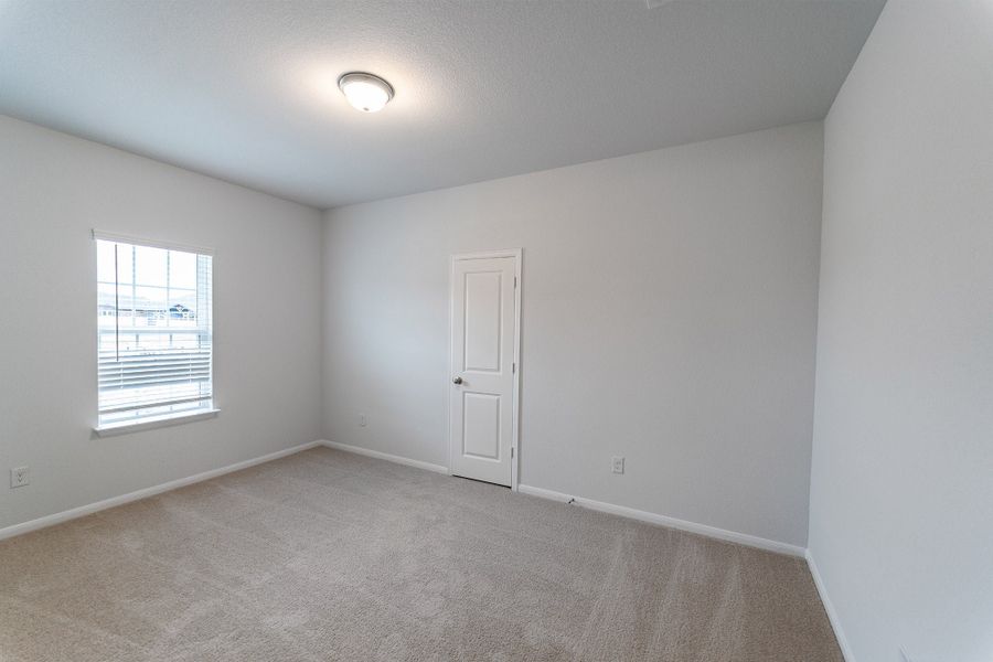 Spacious, unfurnished interior of a new home in Sunfield, Buda (Image 20).