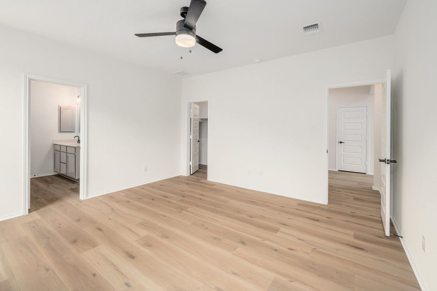 Spacious, unfurnished interior of a new home in River Bluff, Leander (Image 26).