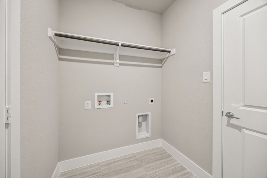 Spacious, unfurnished interior of a new home in Dove Hollow, Waxahachie (Image 22).