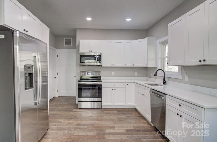 Spacious, unfurnished interior of a new home in , Asheville (Image 6).
