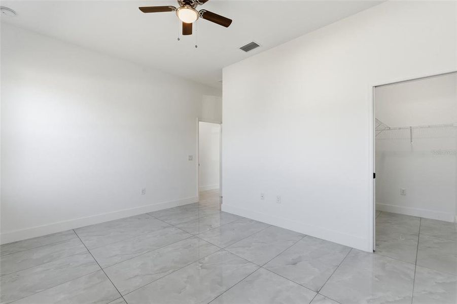 Spacious, unfurnished interior of a new home in , Port Charlotte (Image 14).