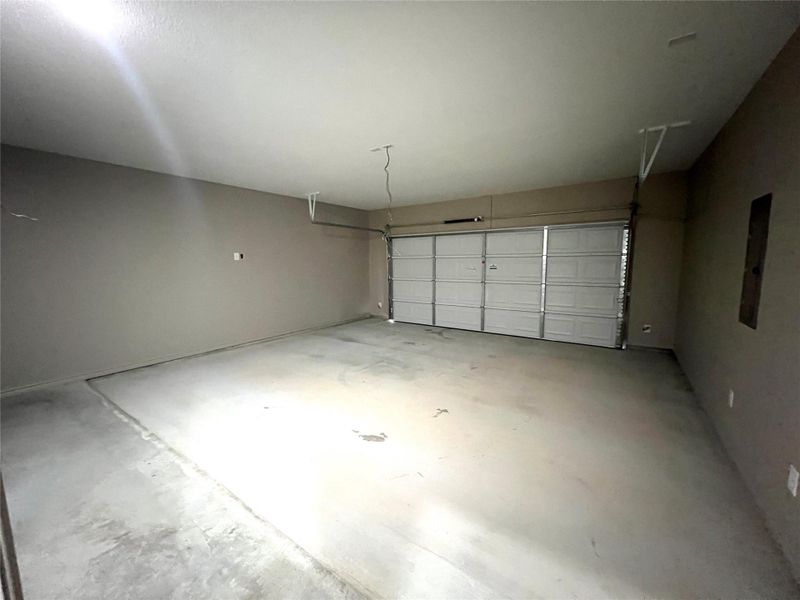Spacious, unfurnished interior of a new home in , Lampasas (Image 14).