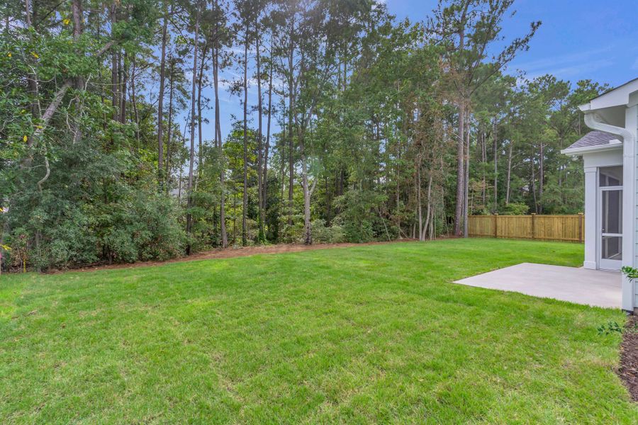 Representative exterior details of a home built from the The Hampton by RobuckHomes in Stonehenge, Raleigh (Image 63).