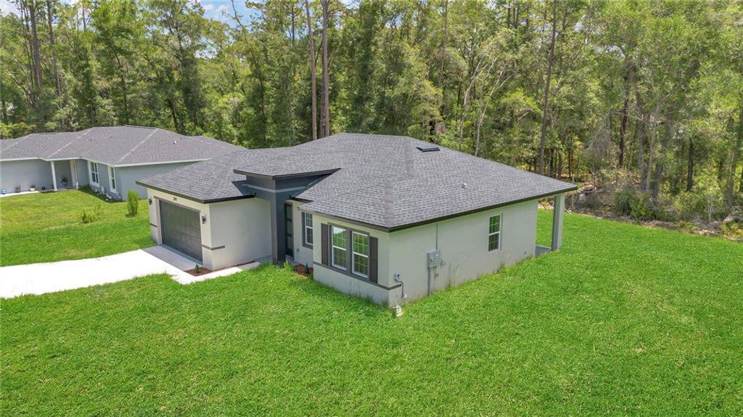 Exterior details and patio area of a home in , Dunnellon (Image 4). Exterior details and patio area of a home in , Dunnellon (Image 4).