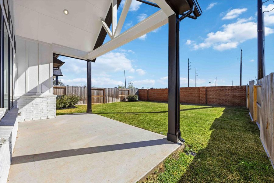Exterior details and patio area of a home in Sienna, Missouri City (Image 3).