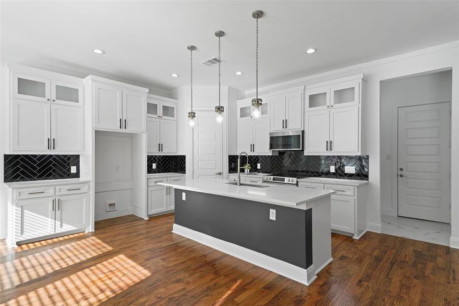 Furnished interior view inside a new home in , Dallas (Image 18).