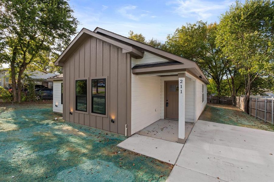 Exterior details and patio area of a home in , Wilmer (Image 1).
