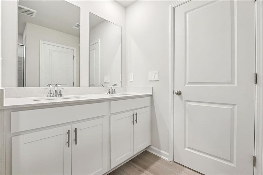 Furnished interior view inside a new home in Ivey Township, Dallas (Image 8).