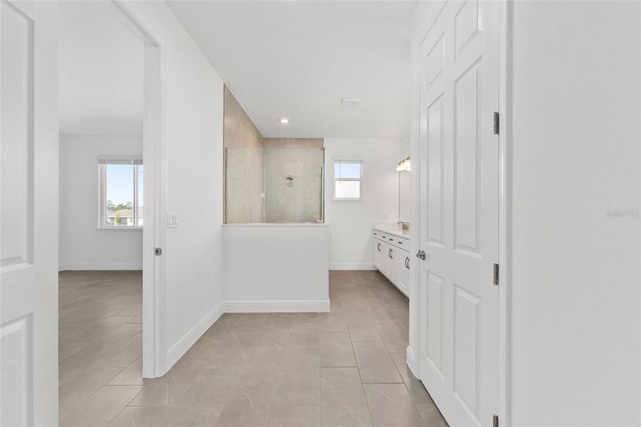 Spacious, unfurnished interior of a new home in , Ocala (Image 33).