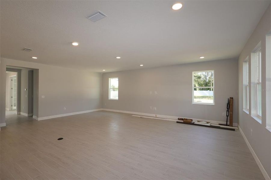 Spacious, unfurnished interior of a new home in Willow Run, Apopka (Image 31).