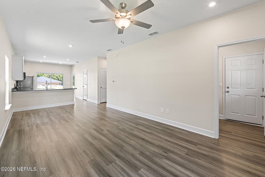 Spacious, unfurnished interior of a new home in , Jacksonville (Image 32).