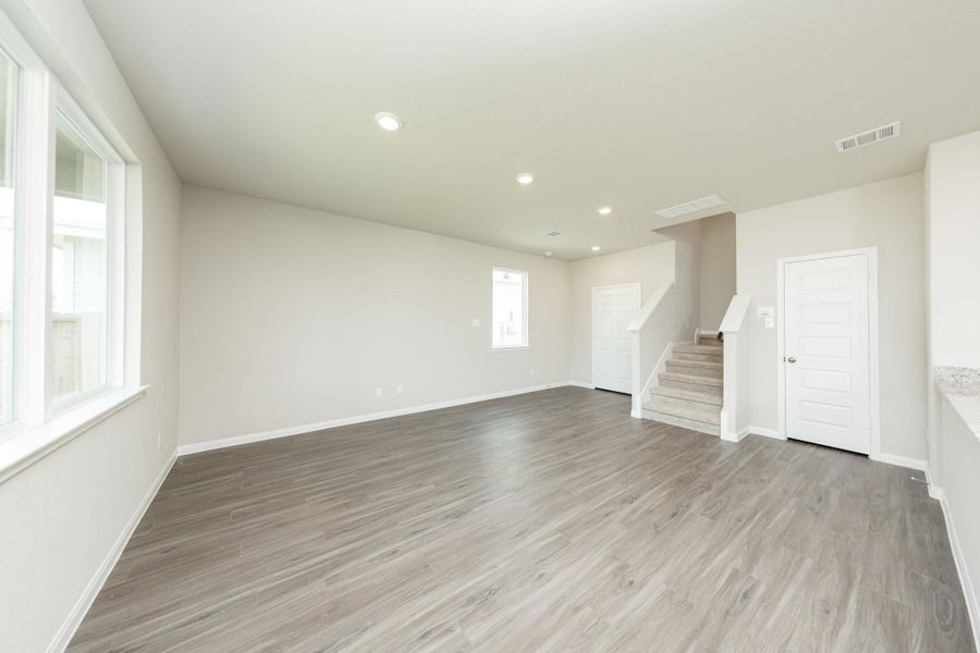 Spacious, unfurnished interior of a new home in Cliffstone Hills, Conroe (Image 12).