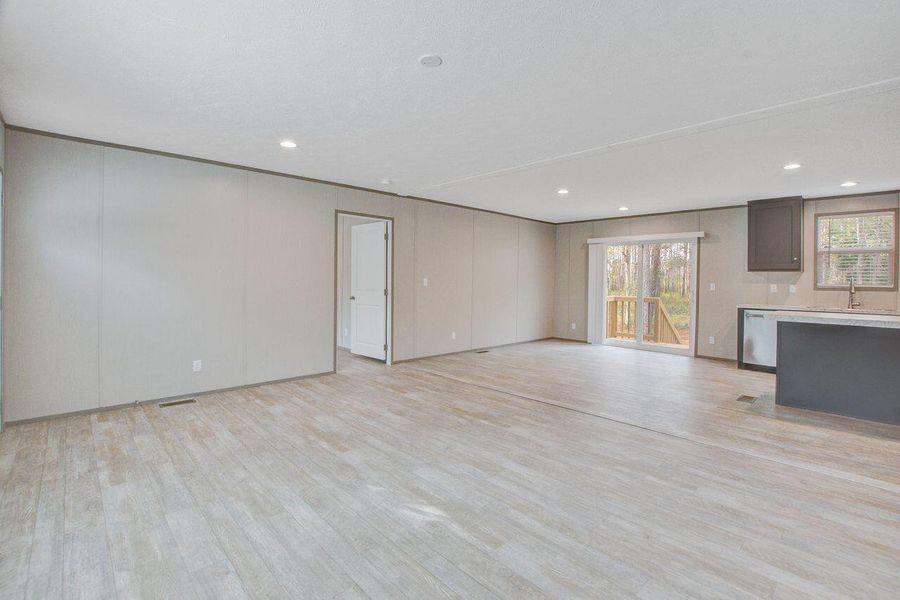 Spacious, unfurnished interior of a new home in , Walterboro (Image 10).