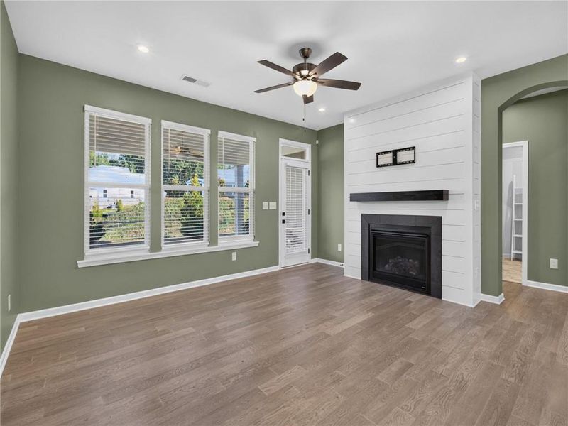 Spacious, unfurnished interior of a new home in Laurel Farms, Dallas (Image 26).