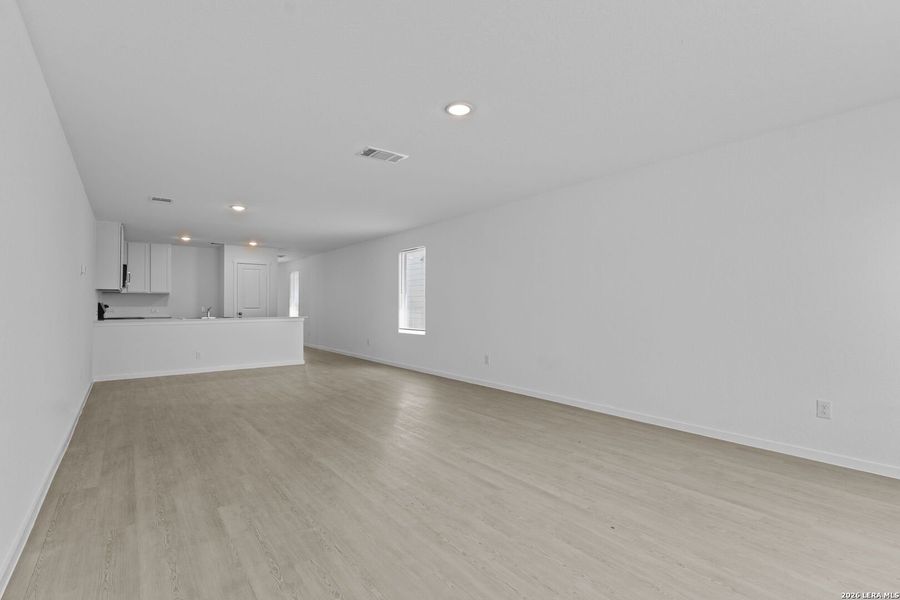 Spacious, unfurnished interior of a new home in Guadalupe Ridge, New Braunfels (Image 31).
