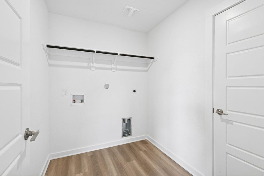 Spacious, unfurnished interior of a new home in Miller's Pond, Rosenberg (Image 17).