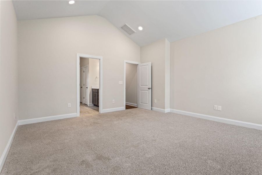 Spacious, unfurnished interior of a new home in Tidewater at Lakes of Cane Bay, Summerville (Image 20).