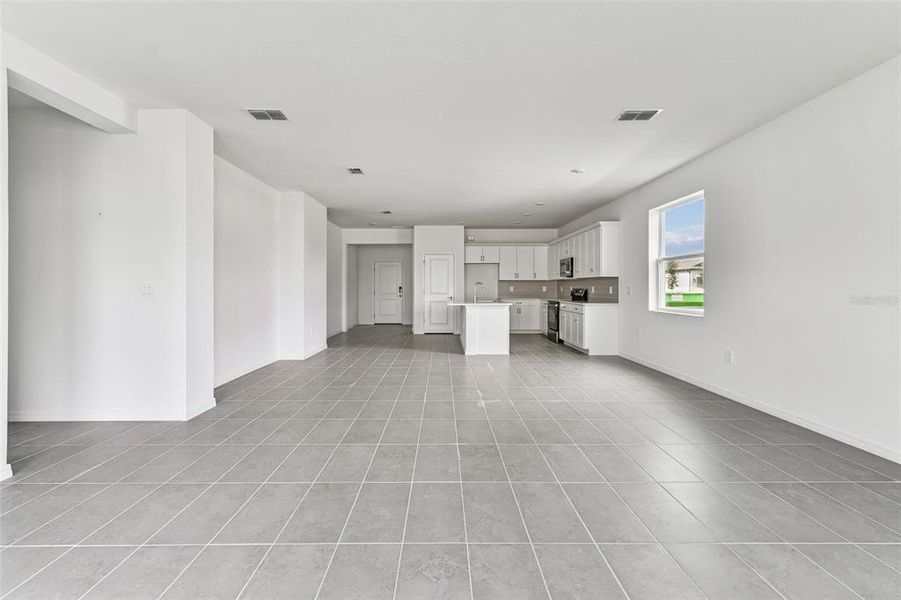 Spacious, unfurnished interior of a new home in Southpointe, Palmetto (Image 19).