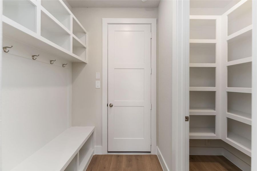 Image 44 of a home in Valencia.