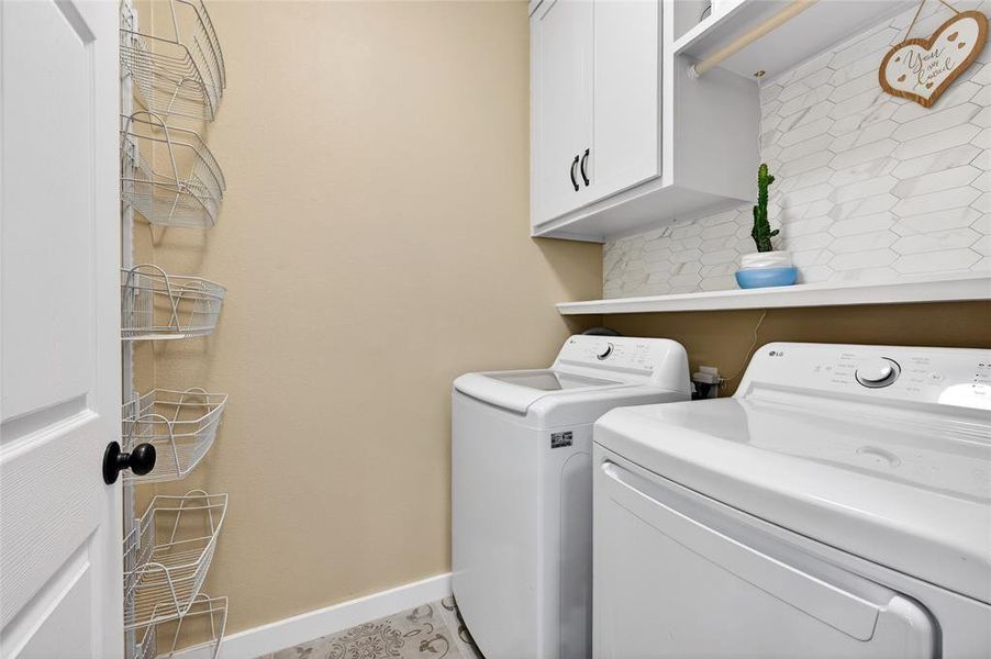 Full Size Laundry Rood with Shelving for Storage