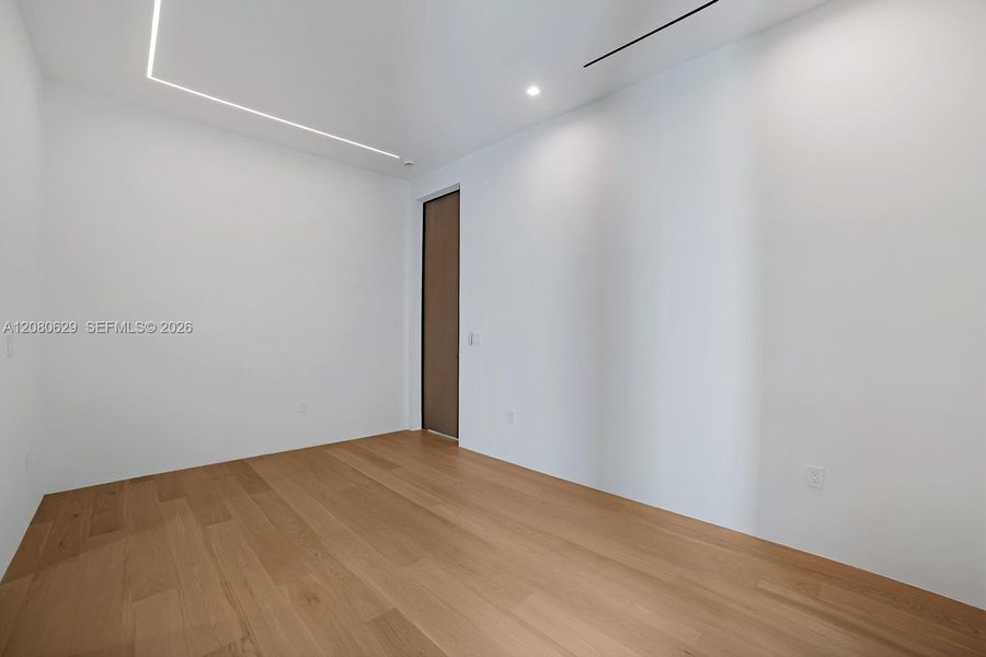 Spacious, unfurnished interior of a new home in , Miami Beach (Image 19).